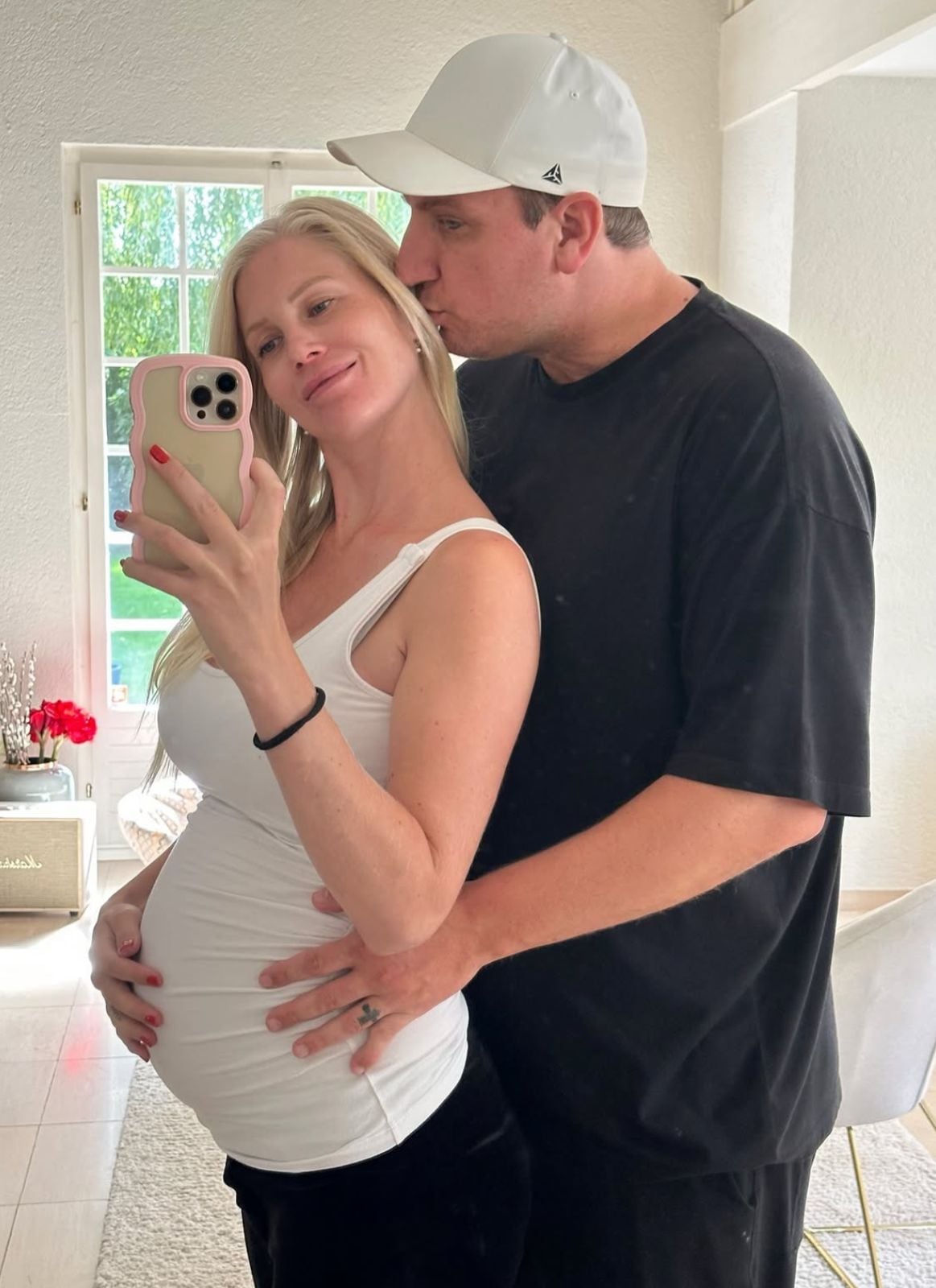 Maxi López y Daniela Christiansson en su casa en Suiza.