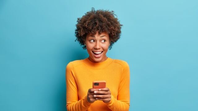 Mujer viendo memes en su celular.