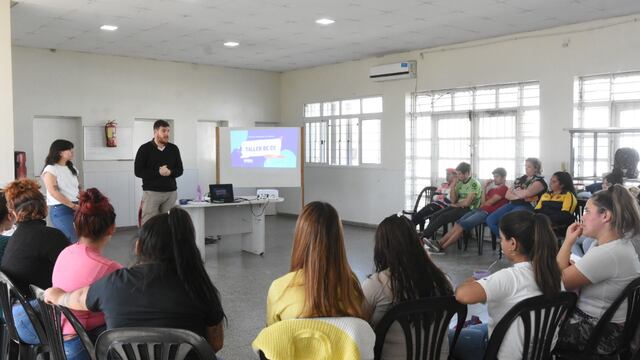 Taller de capacitación sobre cómo hacer un Currículum Vitae
