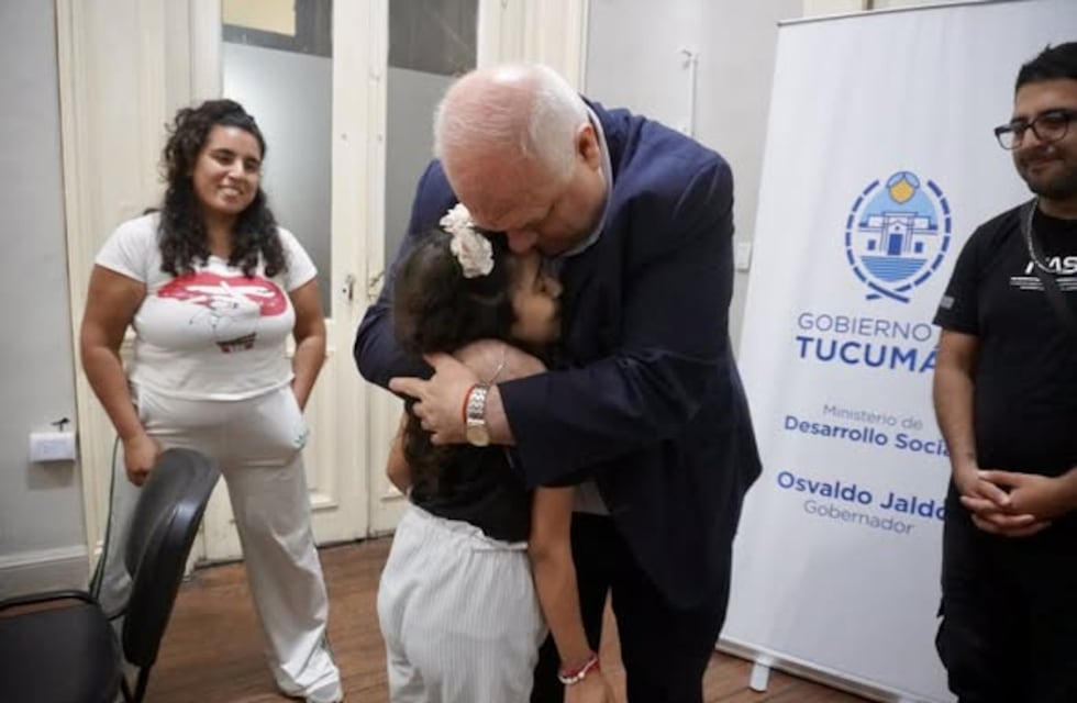 Tras su alta médica, Tatiana Saravia fue recibida por Masso