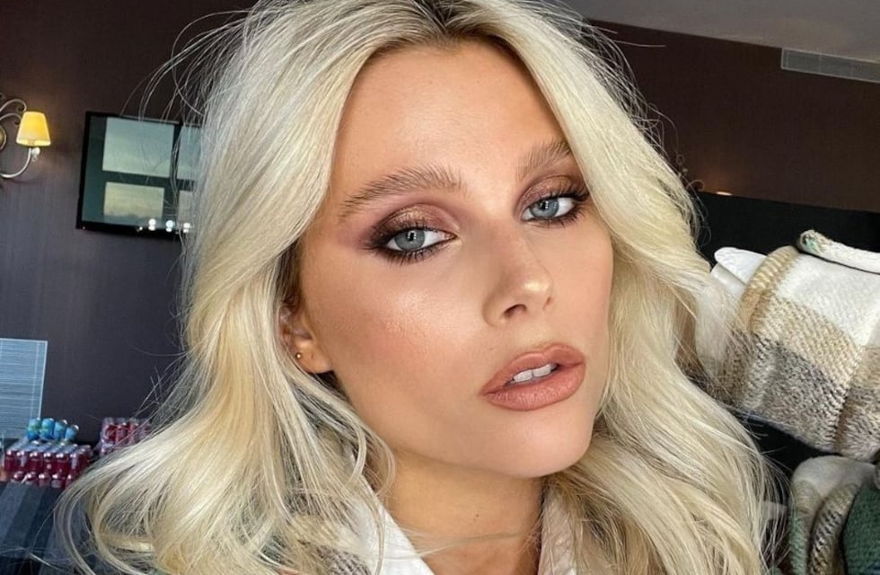 Valentina Zenere sorprendió con un mini vestido blanco con flores desde Venecia