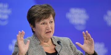 Kristalina Georgieva, directora en funciones del Fondo Monetario Internacional, participa en un panel de discusión en la Reunión Anual del Foro Económico Mundial, el 17 de enero de 2024, en Davos, Suiza. (AP Foto/Markus Schreiber, Archivo)