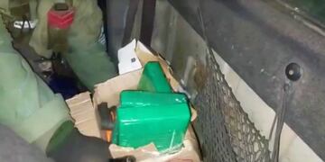 Momento del hallazgo de los "ladrillos" de cocaína que estaban ocultos en el camión del servicio de auxilio mecánico.