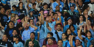 Una noche inolvidable: el campeón Belgrano le ganó a Chacarita y dio la vuelta olímpica con sus hinchas en el Kempes. Foto Javier Ferreyra