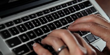 Hackearon el sistema informático de una localidad de Córdoba y piden una fortuna para no difundir los datos. (AP Foto/Elise Amendola, Archivo)