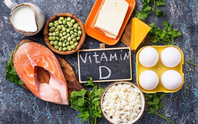 La vitamina D es fundamental para la correcta absorción del calcio y el fósforo, minerales esenciales para la formación, crecimiento y mantenimiento de huesos fuertes y saludables.