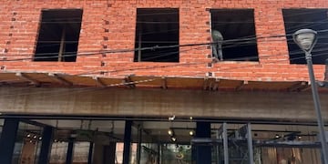 Investigan la muerte de un obrero tras caer de un andamio en una obra irregular en Puerto Iguazú.