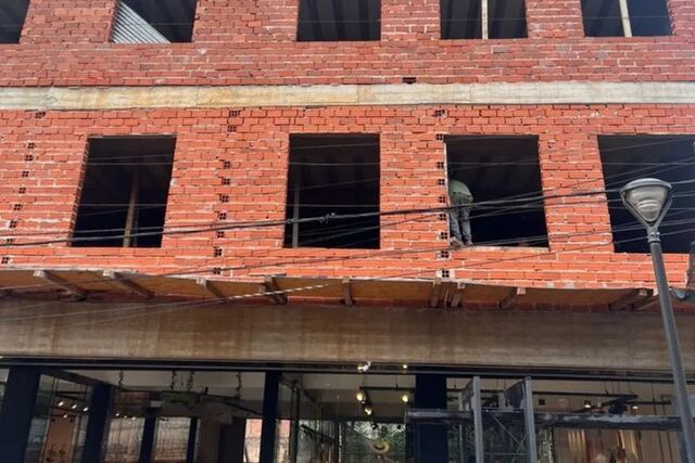 Investigan la muerte de un obrero tras caer de un andamio en una obra irregular en Puerto Iguazú.