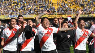 Enzo Pérez (centro) celebra con sus compañeros de River Plate tras la victoria 2-0 ante Boca Juniors en el súper clásico del fútbol argentino, el domingo 1 de octubre de 2023, en el estadio La Bombonera de Buenos Aires. (AP Foto/Gustavo Garello)