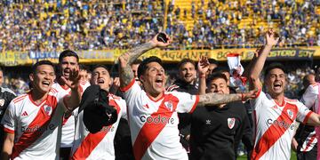 Enzo Pérez (centro) celebra con sus compañeros de River Plate tras la victoria 2-0 ante Boca Juniors en el súper clásico del fútbol argentino, el domingo 1 de octubre de 2023, en el estadio La Bombonera de Buenos Aires. (AP Foto/Gustavo Garello)