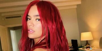 Karol G logró más de 4 millones de “me gusta” por su look: pollera cuadrillé y top “underboob”