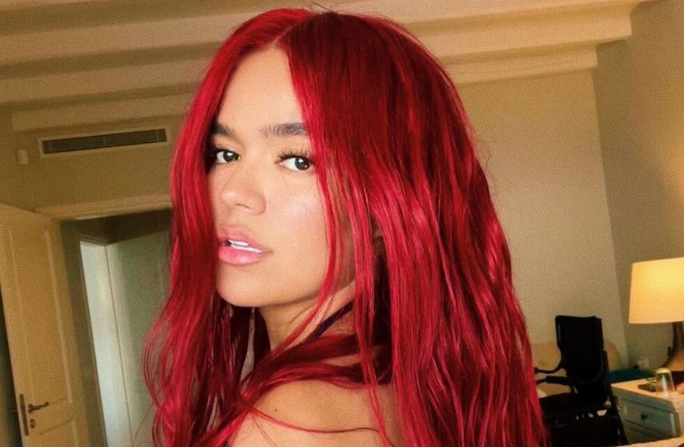 Karol G logró más de 4 millones de “me gusta” por su look: pollera cuadrillé y top “underboob”