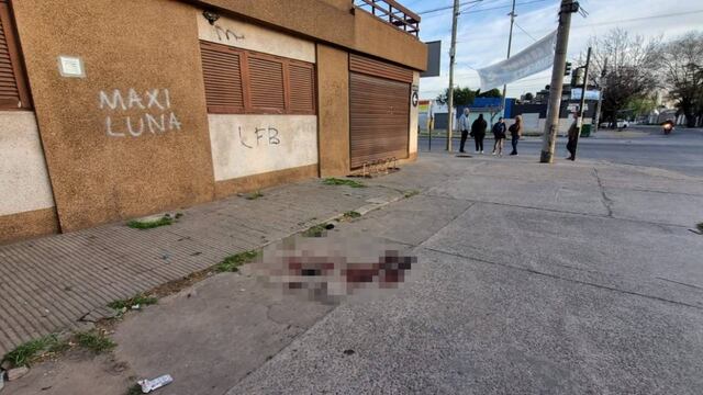 La víctima de 16 años cayó herida a metros de la esquina de bulevar Seguí y Matienzo.