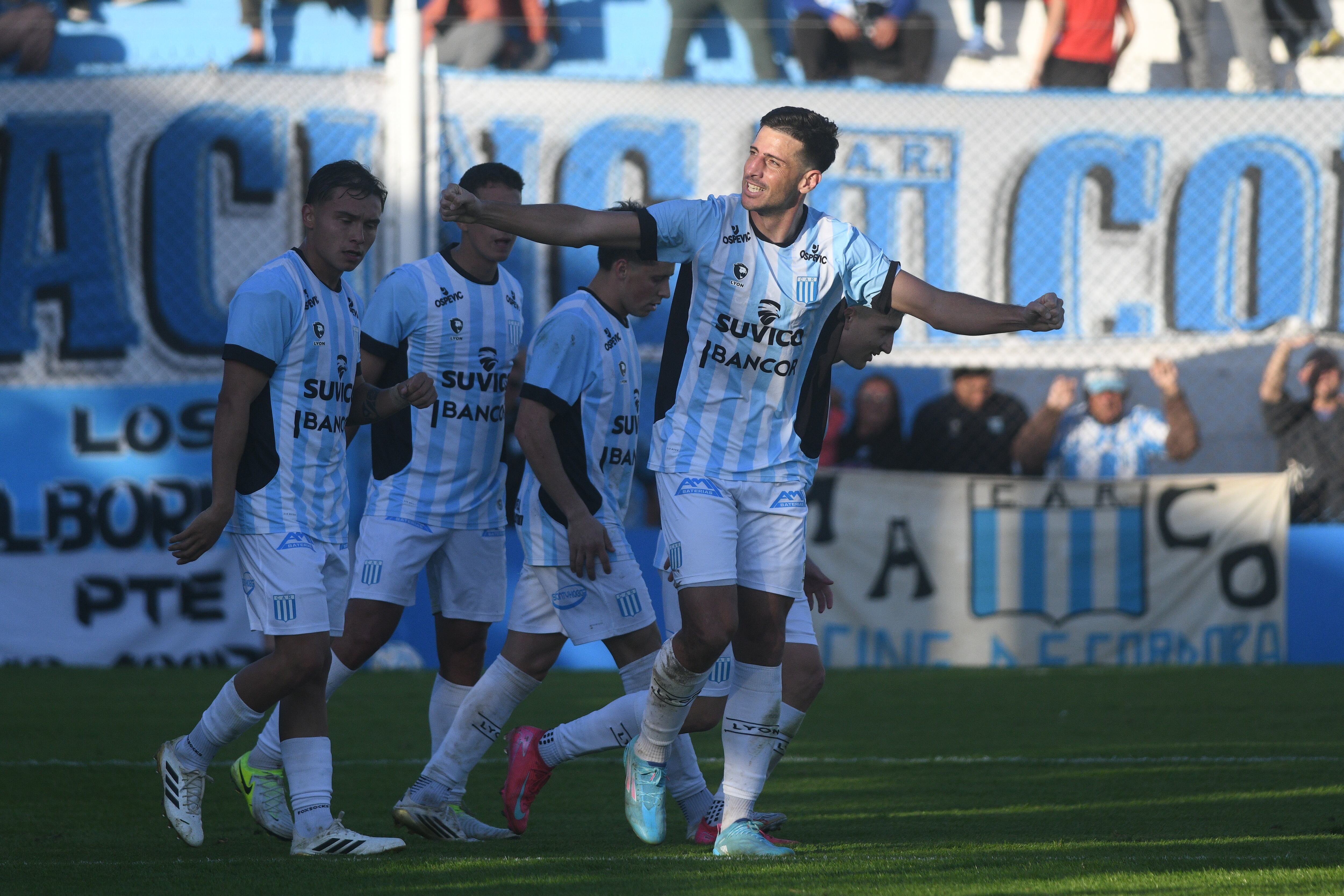 Pablo Chavarría, delantero de Racing, que marcó el 2-0 parcial de la Academia ante Colegiales en Nueva Italia. (Ramiro Pereyra / La Voz)