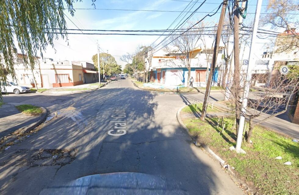 Investigan un doble asesinato a balazos en plena calle en Lanús: las víctimas, un monaguillo de 46 y su tía de 75 años