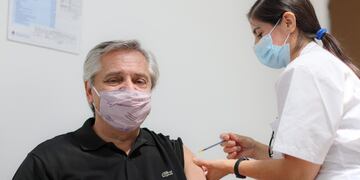 El presidente Alberto Fernández recibió la primera dosis de la vacuna Sputnik V