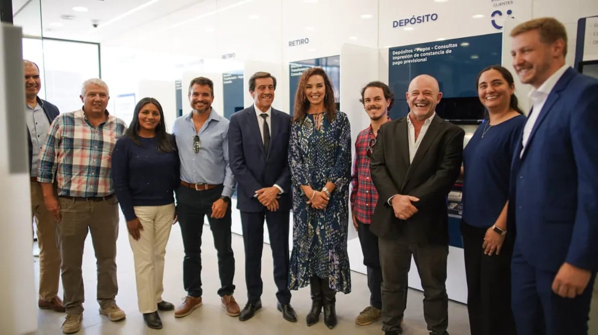 Las autoridades provinciales, los directivos de Banco Macro y los referentes del sector turístico, en el lobby del nuevo local de Banco Macro en Tilcara.