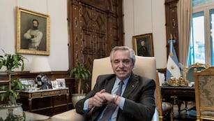 Alberto Fernández dijo que se puso a "lloriquear" por dos camisetas dedicadas de Diego Maradona (Gentileza El País)