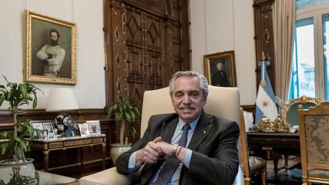 Alberto Fernández dijo que se puso a "lloriquear" por dos camisetas dedicadas de Diego Maradona (Gentileza El País)