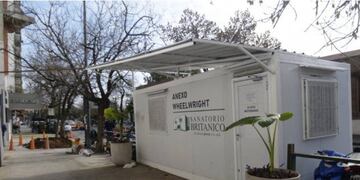 Instalan contenedores para atender a pacientes con síntomas compatibles con el coronavirus (La Capital).