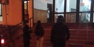 Intentó sustraerle la mochila a una joven y terminó detenida.