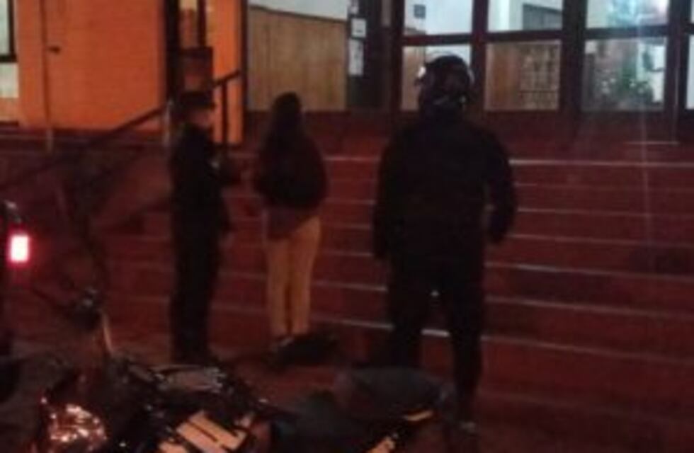 Intentó sustraerle la mochila a una joven y terminó detenida