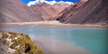 Descubrí la increíble laguna esmeralda entre las montañas sanjuaninas.