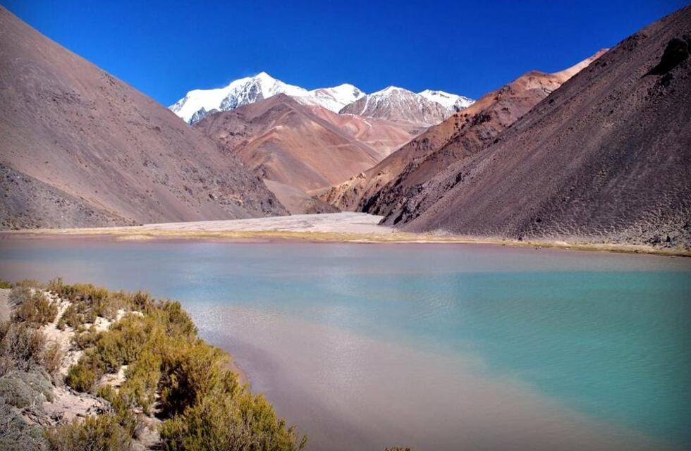 Descubrí la increíble laguna color esmeralda escondida entre las montañas de San Juan