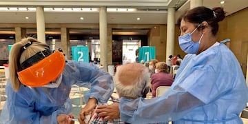 Este fin de semana se intensificó la vacunación en Córdoba, ante la segunda ola (La Voz).