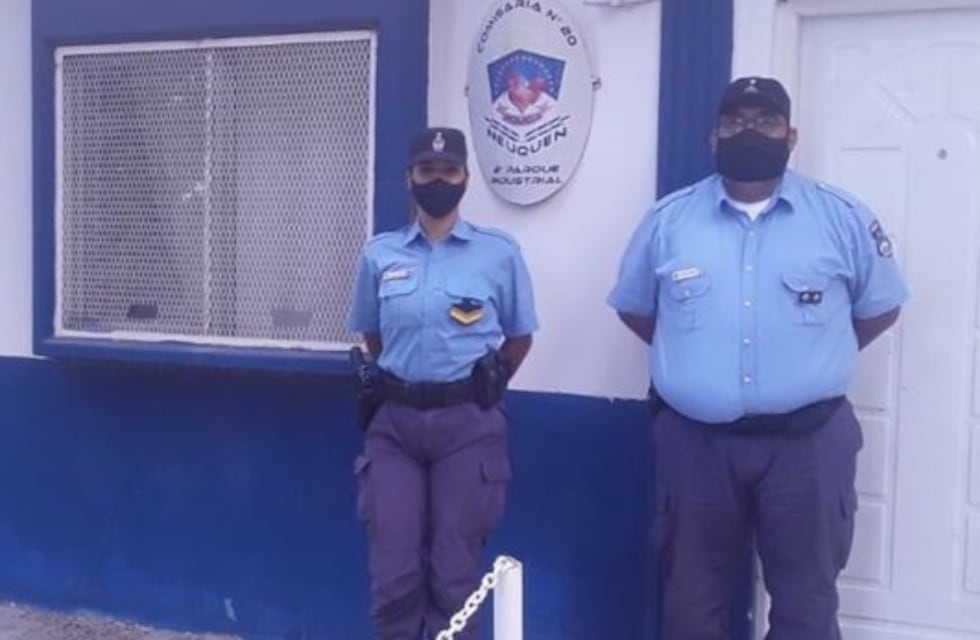 Policías le salvaron la vida a un bebé y a un nene de 4 años realizando maniobras de primeros auxilios