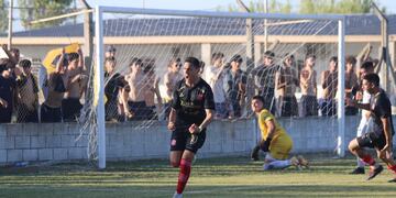 Gastón "Toti" Monserrat convirtió dos goles en Santa Fe y clasificó 9 de Julio