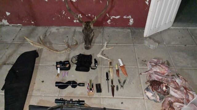 El rifle calibre .308, las miras telescópicas y los restos de los animales silvestres cazados y que fueron decomisados por la policía. Gentileza Policía de San Luis