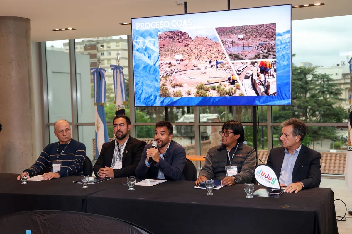 En la apertura de la jornada de turismo científico “Astronomía y Turismo en Jujuy: el cielo como patrimonio” -de izquierda a derecha- Diego García Lambas, del IATE - CONICET; Luis César Bono, titular de la Agencia de Ciencia, Tecnología e Innovación de Jujuy; el ministro Federico Posadas; el comisionado municipal de Susques, Eladio Vázquez; y el rector de la Universidad Nacional de Jujuy, Mario Bonillo.