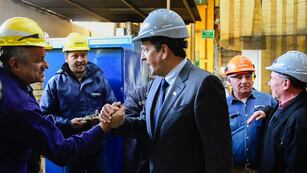 Sergio Massa de recorrida en IMPSA, en la provincia de Mendoza.