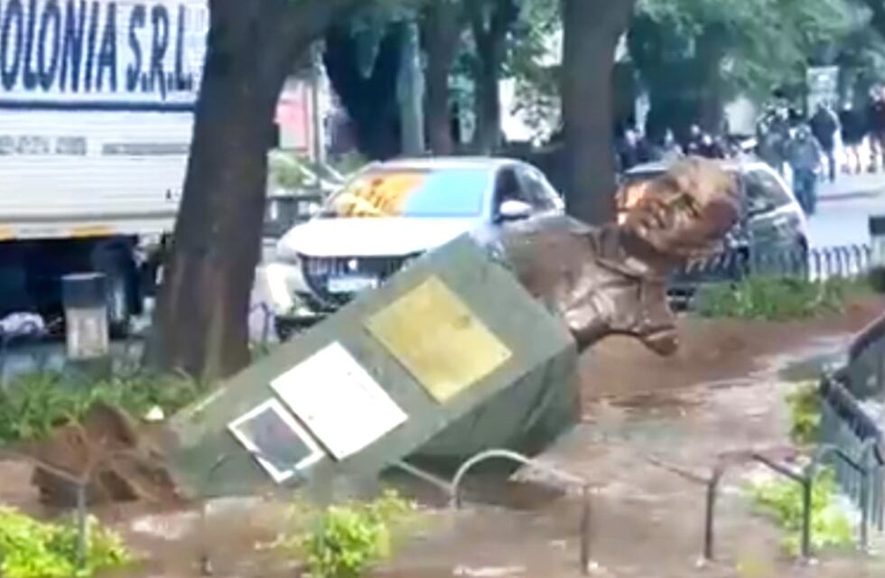 Una de las esquinas más importantes de Córdoba es un lago por causa de un caño roto