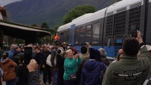 Vecinos emocionados poe el regreso del Tren de las Sierras, en Capilla del Monte