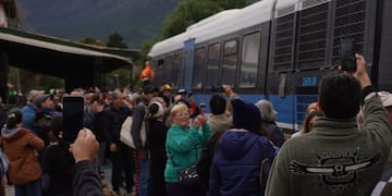 Vecinos emocionados poe el regreso del Tren de las Sierras, en Capilla del Monte