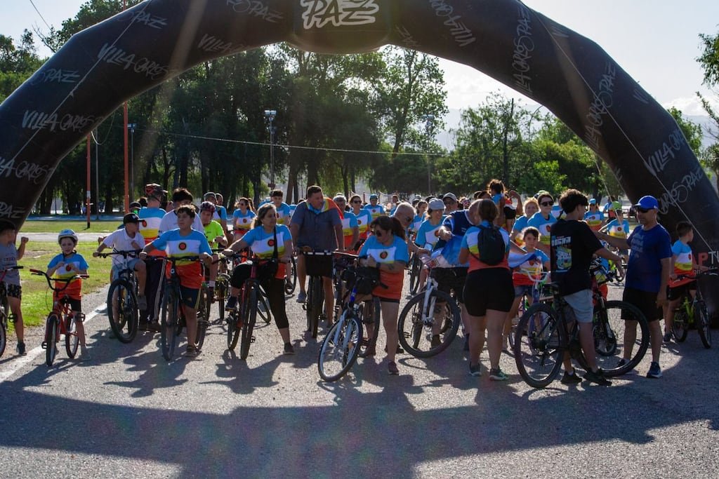 Una multitud celebró la identidad carlospacense en la gran bicicleteada familiar