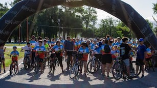 Una multitud celebró la identidad carlospacense en la gran bicicleteada familiar
