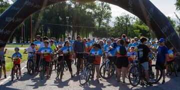 Una multitud celebró la identidad carlospacense en la gran bicicleteada familiar