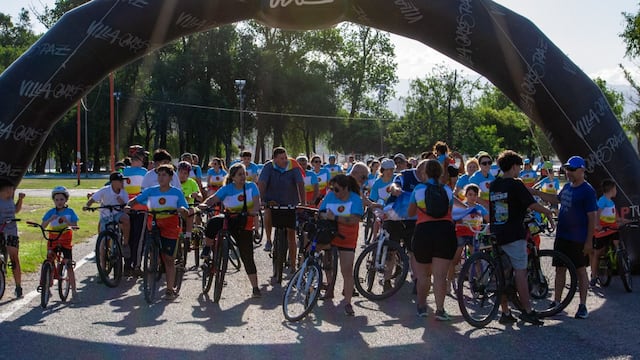 Una multitud celebró la identidad carlospacense en la gran bicicleteada familiar
