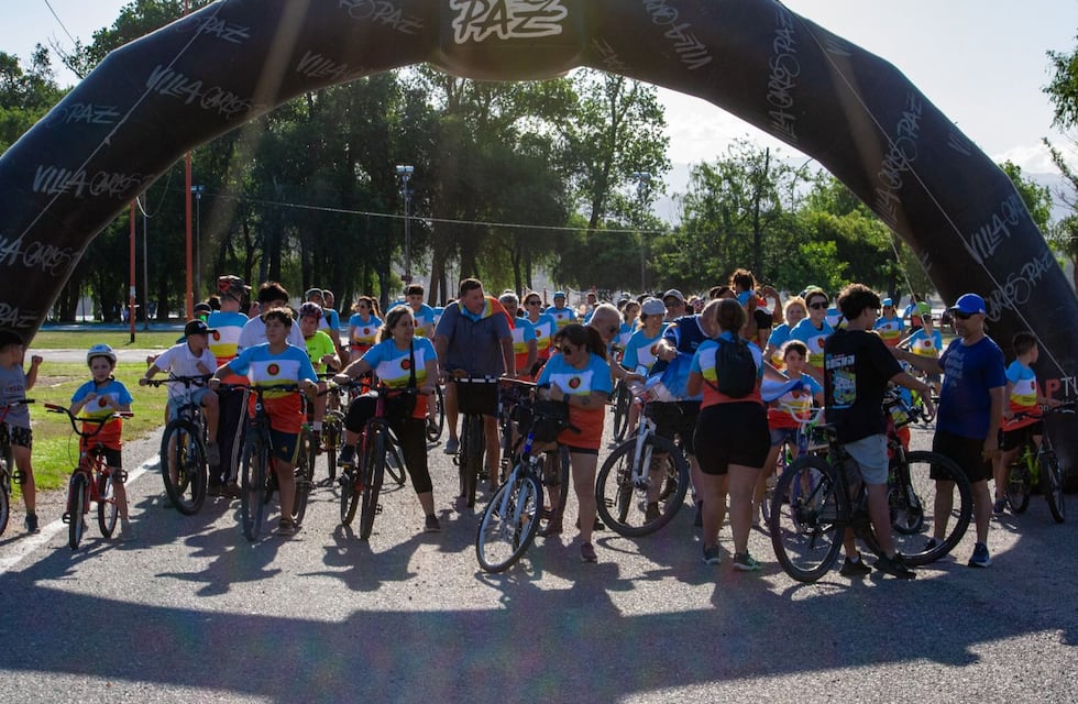 Una multitud celebró la identidad carlospacense en la gran bicicleteada familiar