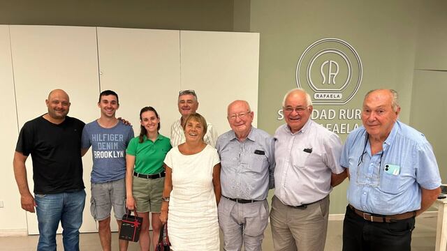 Reunión en la Sociedad Rural de Rafaela para presentar la raza bovina piamontesa.