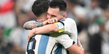 Abrazo del alma. Lionel Messi y el festejo con el nuevo prodigio, Julián Álvarez Foto: EFE/EPA/Noushad Thekkayil