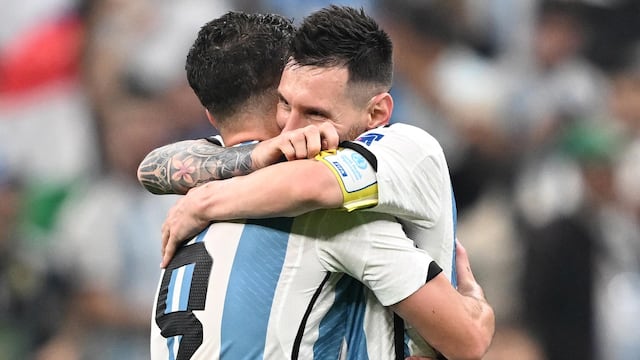 Julián Álvarez celebra con Lionel Messi el gol que selló el triunfo argentino y el pase a la final del Mundial de Qatar. Foto: EFE/EPA/Noushad Thekkayil