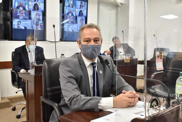 “nos ha enseñado que la tecnología es maravillosa pero nunca podrá reemplazar el valor de las personas en ambientes de aprendizajes seguros donde poder hablar, jugar y trabajar cara a cara. Estoy convencido de cuán inseparables son la escuela y la sociedad” dijo el diputado provincial.