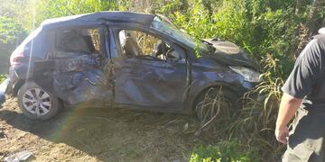 Un auto despistó y chocó contra un árbol a la altura de El Esquinazo.