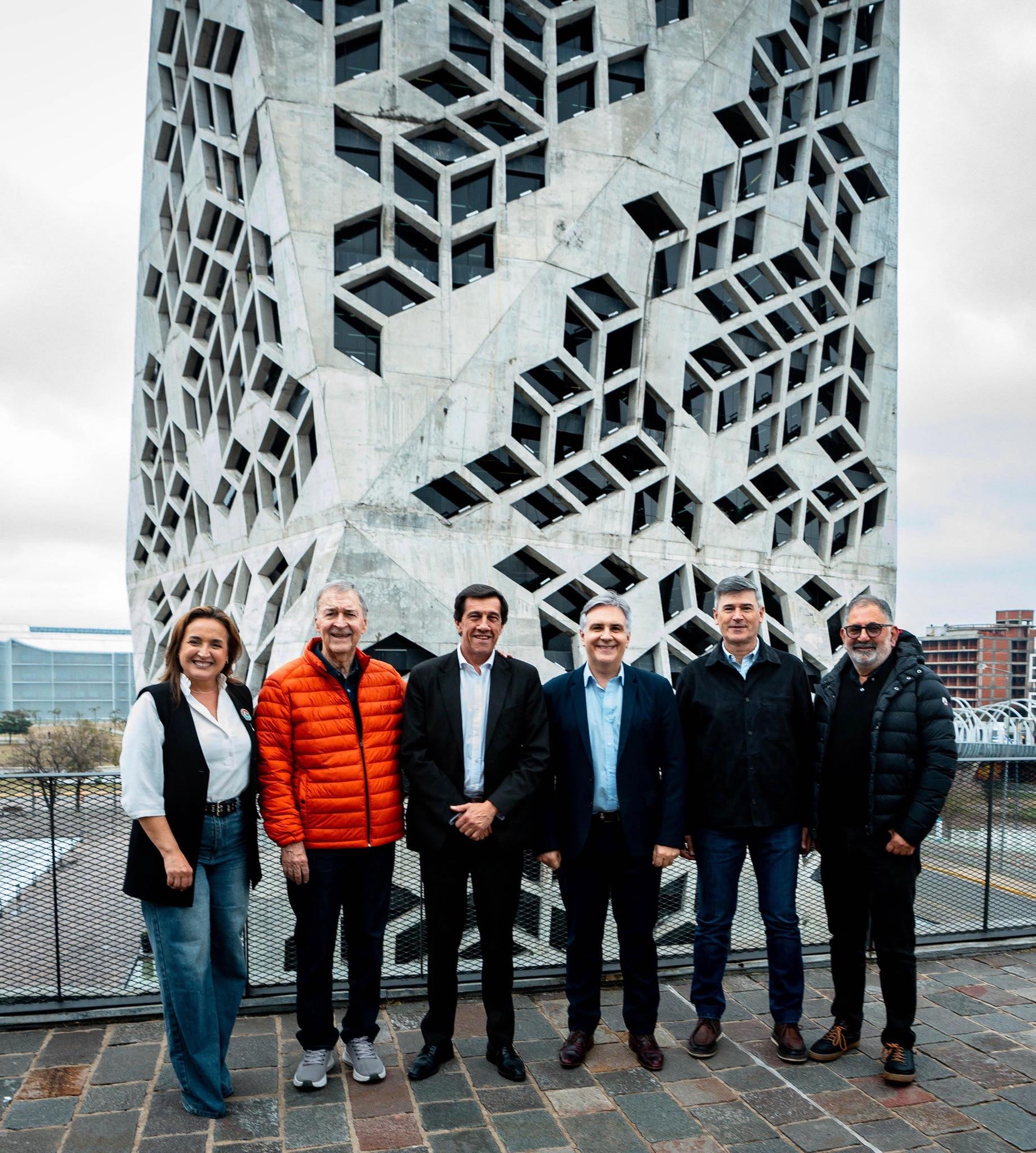 Myrian Prunotto, Juan Schiaretti, Carlos Sadir, Martín Llaryora, Daniel Passerini y Raúl Jorge, con el Centro Cívico del Bicentenario -la Casa de Gobierno de Córdoba- a sus espaldas.