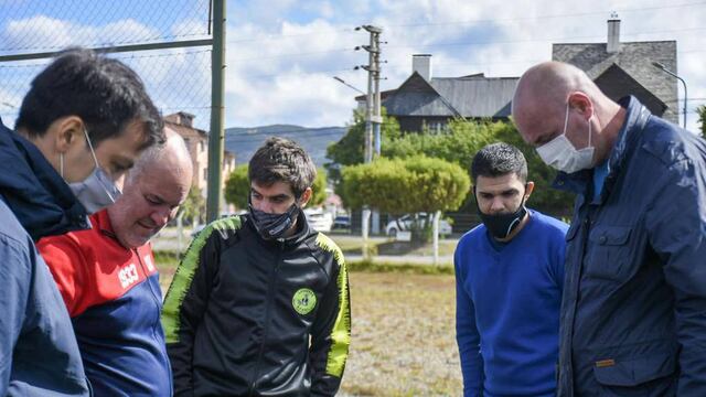 Capacitaciones a entrenadores y árbitros.