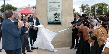 Al pie del monumento ubicado en la avenida Párroco Marschke, las autoridades descubren la placa conmemorativa del acto inaugural.